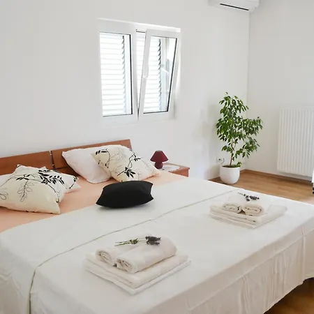 Black And White Spacious Апартаменти