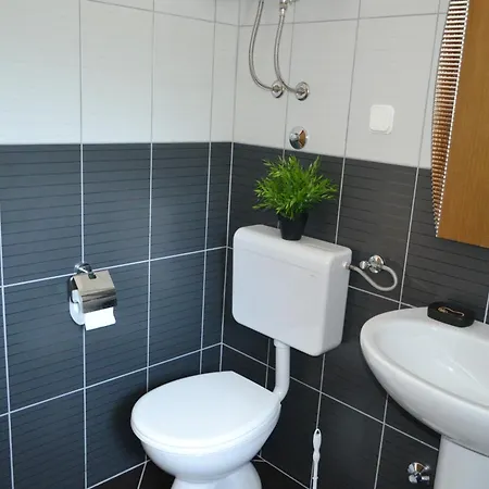 Black And White Spacious Апартаменти