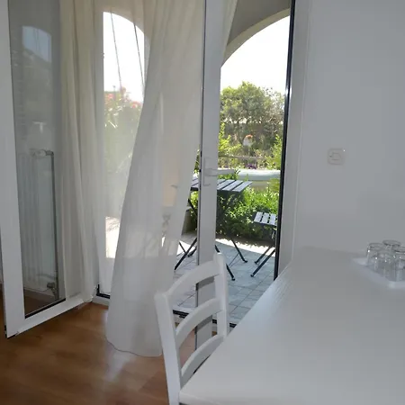 Black And White Spacious Апартаменти