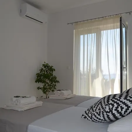 Апартаменти Black And White Spacious Хвар
