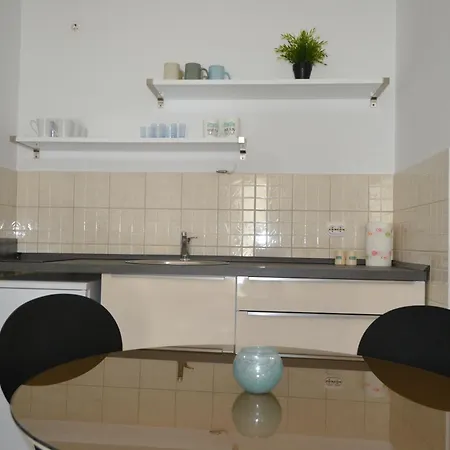 Апартаменти Black And White Spacious